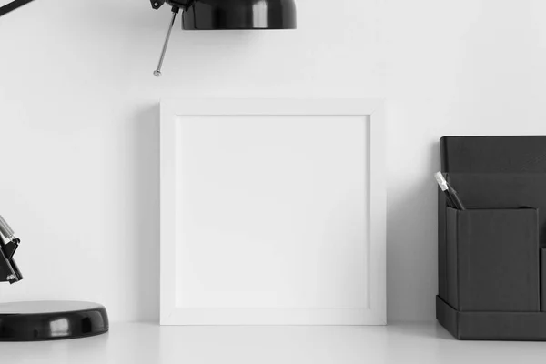 Biały Kwadratowy Model Ramy Lampą Akcesoriami Przestrzeni Roboczej Białym Stole — Zdjęcie stockowe