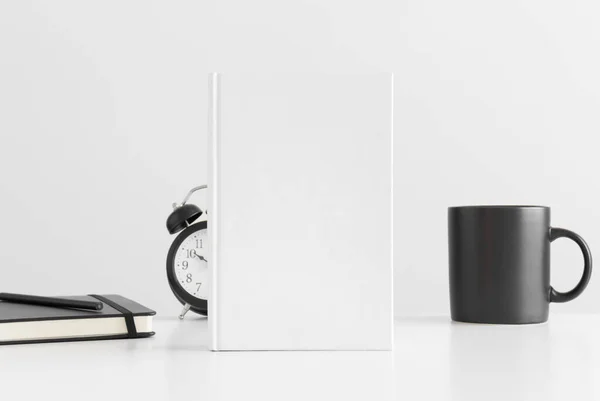 Modèle Livre Blanc Avec Une Tasse Horloge Carnet Sur Une — Photo