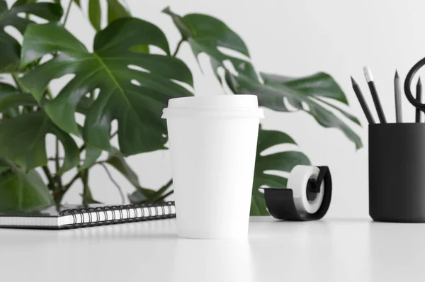 Kávé Papír Csésze Mockup Egy Monstera Növény Munkaterület Tartozékok Egy — Stock Fotó