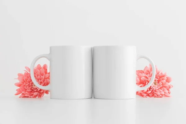 Two Mugs Mockup Pink Chrysanthemums White Table — Stock Photo, Image