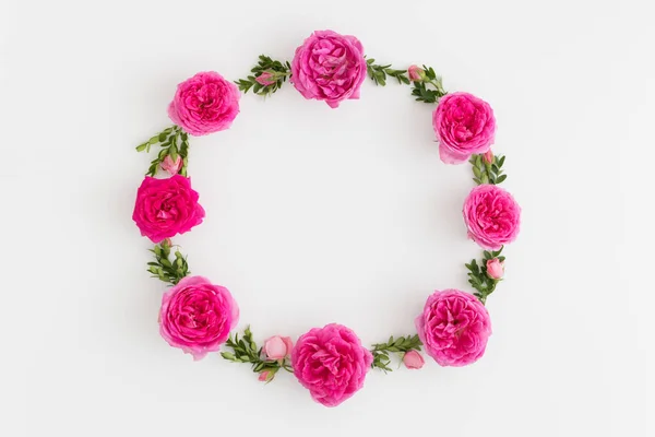 Corona Floral Hecha Rosas Rosadas Ramas Verdes Sobre Fondo Blanco — Foto de Stock