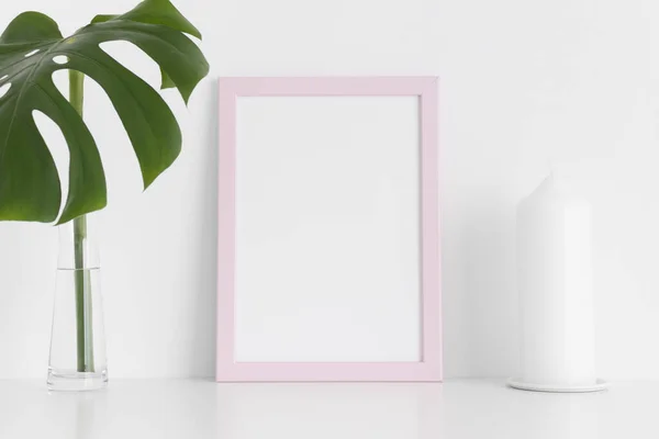 Mockup Quadro Rosa Com Uma Vela Uma Folha Monstera Vaso — Fotografia de Stock