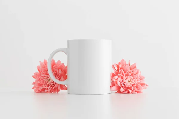 Tazza Bianca Con Crisantemi Rosa Tavolo Bianco — Foto Stock