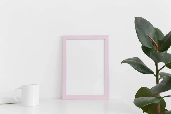 Mockup Quadro Rosa Com Uma Caneca Livro Ficus Uma Mesa — Fotografia de Stock