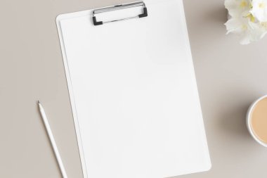 Bir fincan kahve ve bej bir masada zakkum bulunan beyaz pano modeli..