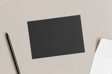 Davetiye siyah kart modeli, zarflı, 5x7 oranlı, A6 ve A5 'e benziyor. Çalışma alanı kavramı.