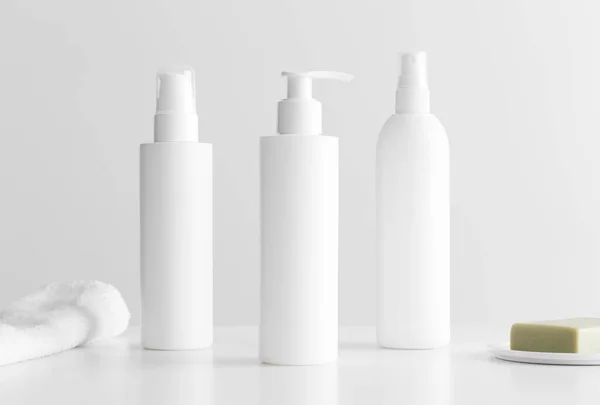Set Weißer Kosmetikflaschen Attrappen Mit Handtuch Und Naturseife Auf Weißem — Stockfoto
