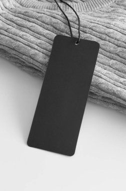 Gri bir kazakta siyah giysi modeli..