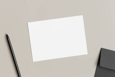 Davetiye beyaz kart modeli, zarflı, 5x7 oranlı, A6 ve A5 'e benziyor. Çalışma alanı kavramı.