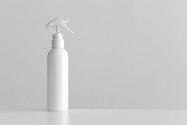 Beyaz kozmetik tetik sprey şişesi. Beyaz bir masanın üzerinde boş fotokopi alanı var..