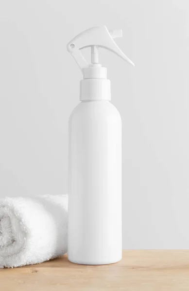 White Cosmetic Trigger Sprayer Bottle Mockup Towel Wooden Table — Stock Photo, Image