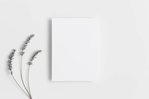 Convite Mockup Cartão Branco Com Uma Lavanda Relação 5X7 Semelhante — Fotografia de Stock