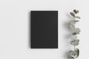 Davetiye, okaliptüs dallı siyah kart modeli. 5x7 oranı, A6, A5 'e benziyor..