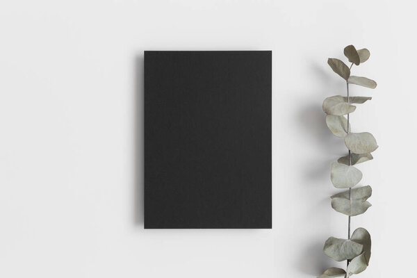 Черный макет приглашения с эвкалиптовой ветвью. Коэффициент 5х7, аналогичный А6, А5.