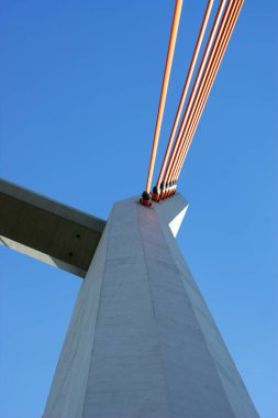 Köprü inşaatında mavi gökyüzünden Varşova sütunları var.