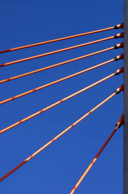 Köprü inşaatında Varşova hatları sadece mavi gökyüzüne bağlanır.