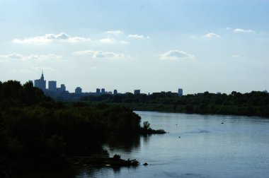 Polonya 'da Vistula nehri başkentin panoramasında gün batımında nehirde.