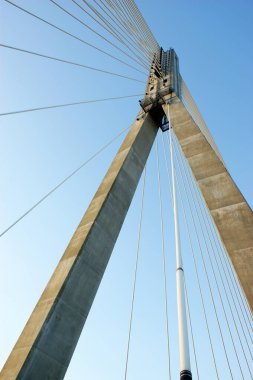 Köprü inşaatı Varşova mavi gökyüzü sütunlarıyla