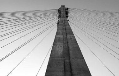 Köprü inşaatında Varşova siyah beyaz sütunları kullanıldı.