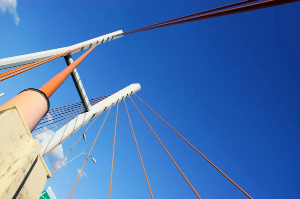 Γέφυρα Κατασκευή Της Γέφυρας Πυλώνες Βαρσοβία Γαλάζιο Ουρανό — Φωτογραφία Αρχείου
