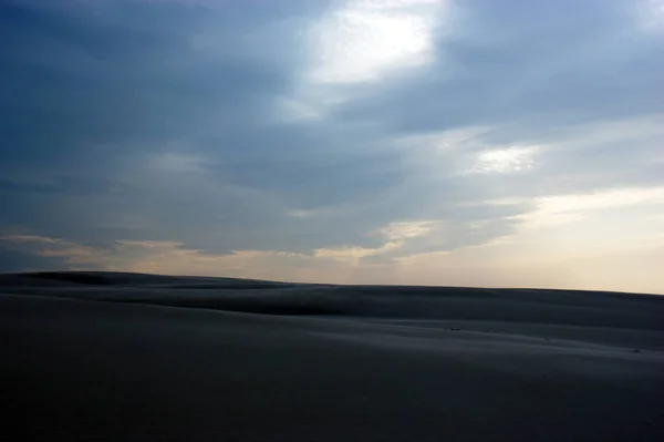 砂漠の砂丘の上の砂ポーランドで砂丘を動かす人はいません — ストック写真