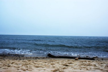 Polonya Baltık Denizi güzel mavi deniz dalgaları okyanus ufku kum ve kumsal mavi gökyüzü