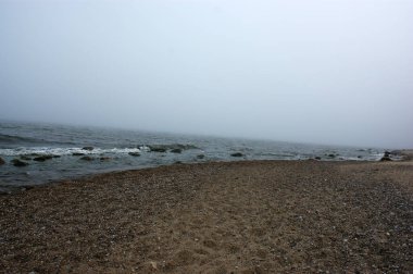 Polonya Baltık Denizi güzel mavi deniz dalgaları okyanus ufku kum ve kumsal mavi gökyüzü