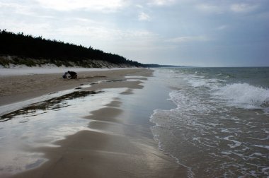Polonya Baltık Denizi güzel mavi deniz dalgaları okyanus ufku kum ve kumsal mavi gökyüzü