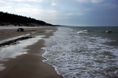 Polonya Baltık Denizi güzel mavi deniz dalgaları okyanus ufku kum ve kumsal mavi gökyüzü