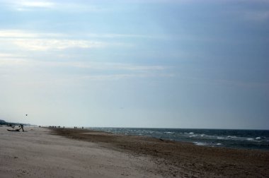 Polonya Baltık Denizi güzel mavi deniz dalgaları okyanus ufku kum ve kumsal mavi gökyüzü