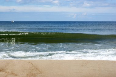 Polonya Baltık Denizi güzel mavi deniz dalgaları okyanus ufku kum ve kumsal mavi gökyüzü