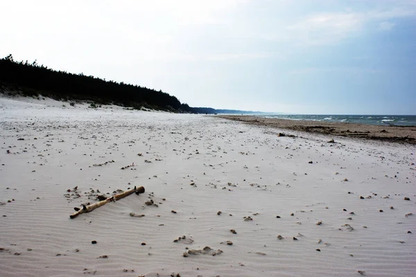 ポーランドバルト海美しい青い海の波海の地平線の砂とビーチの青い空 — ストック写真