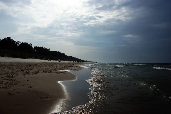 Польське Балтійське Море Прекрасні Блакитні Морські Хвилі Горизонт Пісок Пляж — стокове фото