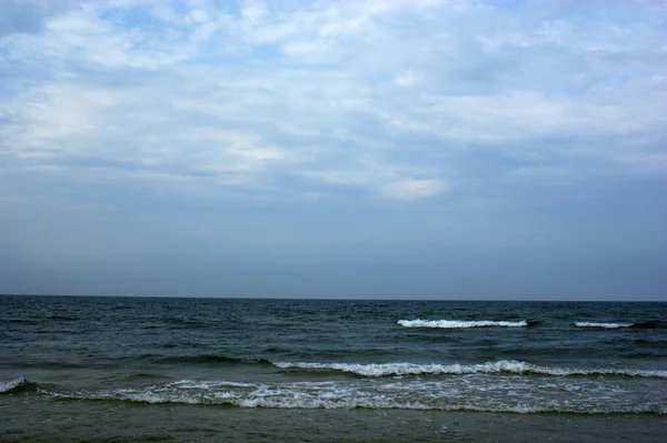 波兰波罗的海美丽的蓝色海浪 海洋地平线 免版税图库图片