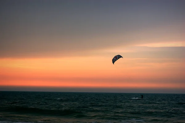 Vízi Sport Kitesurfer Tenger Naplementekor — Stock Fotó