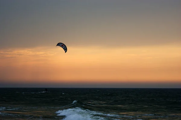 Vízi Sport Kitesurfer Tenger Naplementekor — Stock Fotó