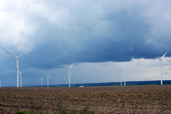 青空を背景に風力発電所の風力発電所が建設され — ストック写真