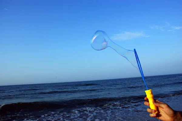 Såpbubblor Vinden Stranden Havet — Stockfoto