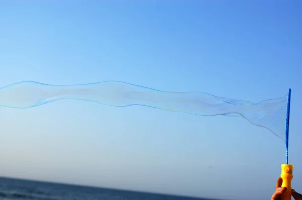 Såpbubblor Vinden Stranden Havet — Stockfoto