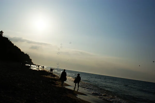 Såpbubblor Vinden Stranden Havet — Stockfoto