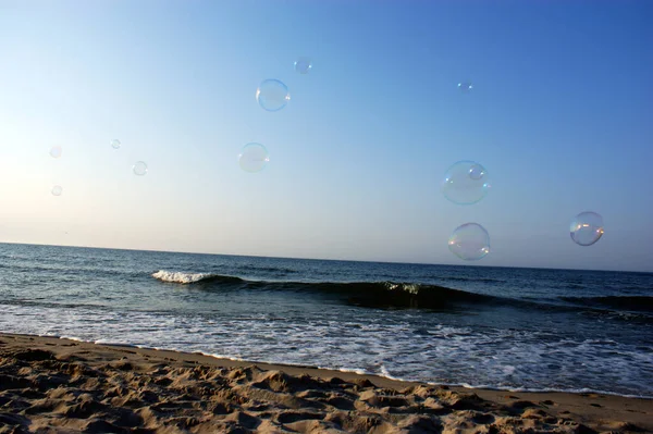 Såpbubblor Vinden Stranden Havet — Stockfoto