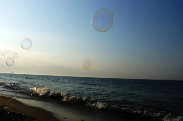 Bolle Sapone Nel Vento Sulla Riva Del Mare Sul Mare — Foto Stock