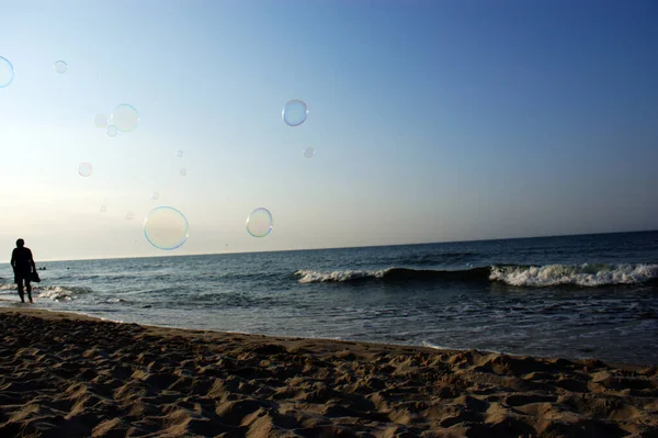 Såpbubblor Vinden Stranden Havet — Stockfoto