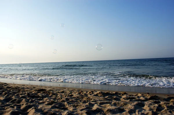 Såpbubblor Vinden Stranden Havet — Stockfoto