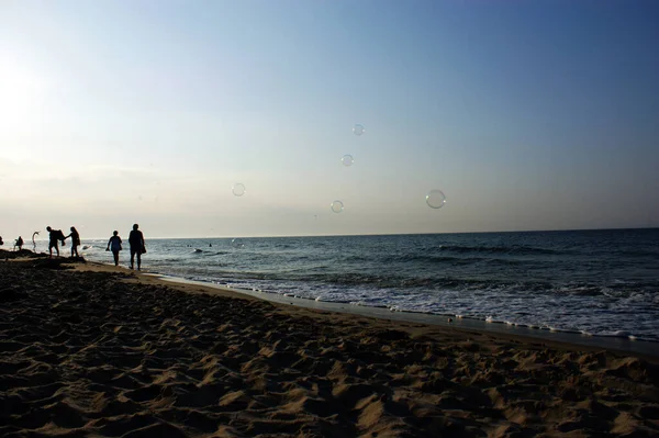 Såpbubblor Vinden Stranden Havet — Stockfoto