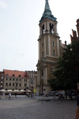 Polonya 'daki şehir meydanında tuğladan evler