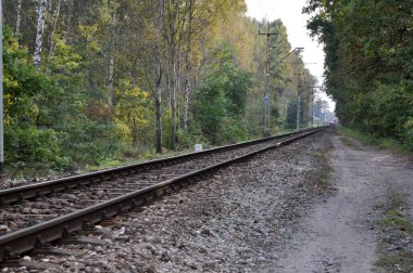 Sonbaharda demiryolu işçileri tek raylı sette uyur.