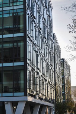 Cam ofis binası mavi mimari ofis bölgesi yansıması