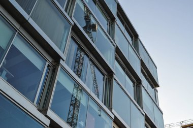 Cam ofis, mavi mimari ofis, bölge aynalı yansımalı vinç makinesi.