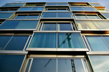 Cam ofis, mavi mimari ofis, bölge aynalı yansımalı vinç makinesi.